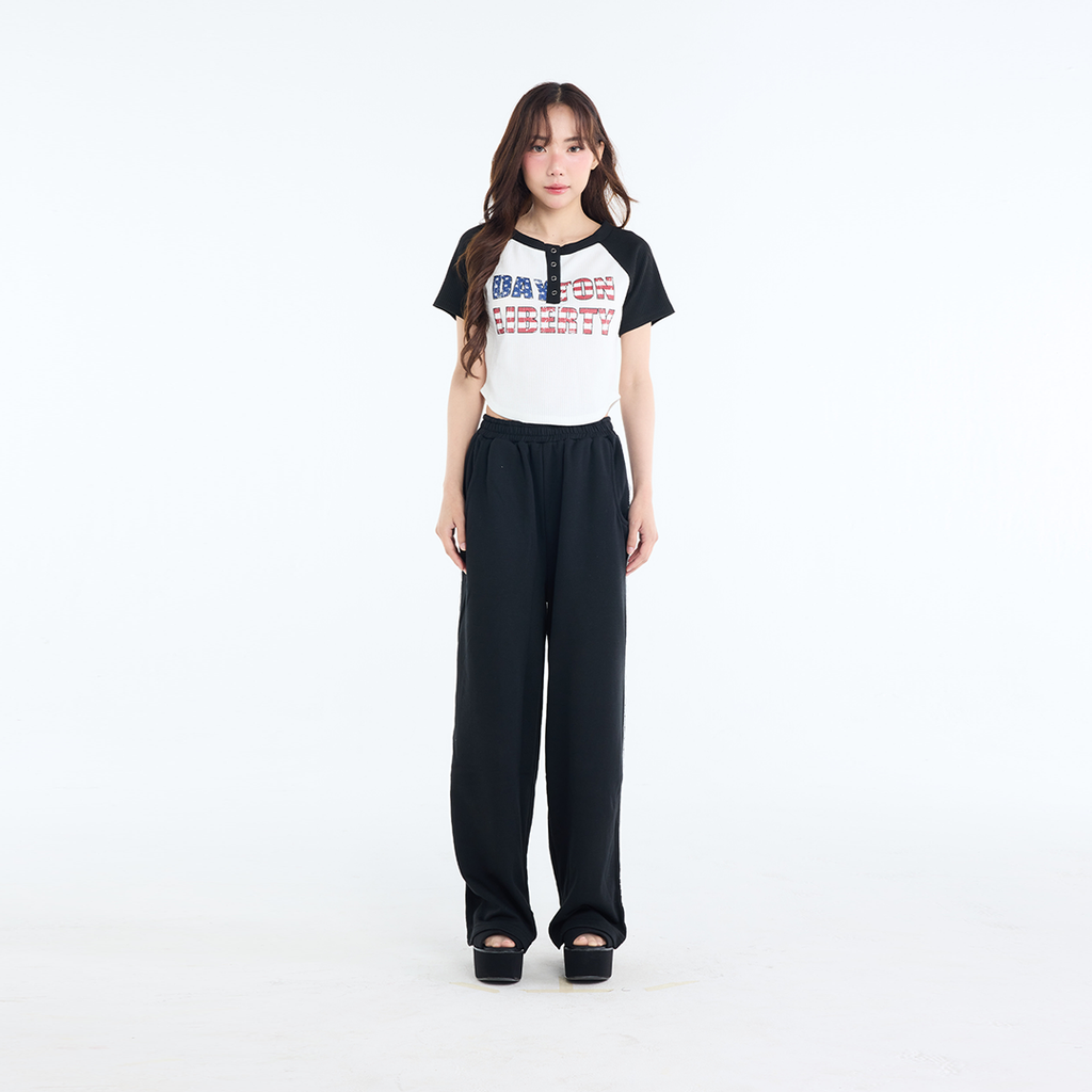 เสื้อครอป "Dayton Liberty" สไตล์สปอร์ตเกิร์ล กระดุมหน้าเพิ่มกิมมิคความน่ารัก