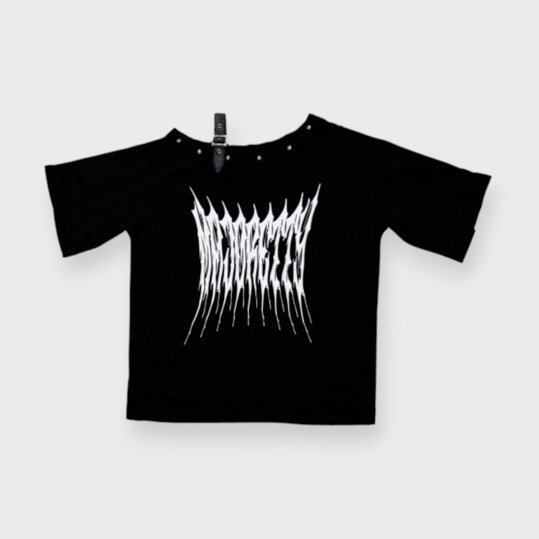 Majoretty - เสื้อยืดเปิดไหล่ แต่งหมุด ลุคสตรีทสายดาร์ก