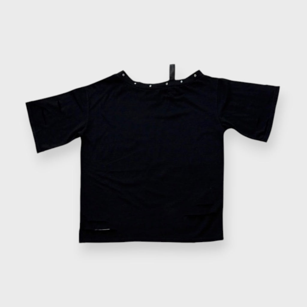 Majoretty - เสื้อยืดเปิดไหล่ แต่งหมุด ลุคสตรีทสายดาร์ก