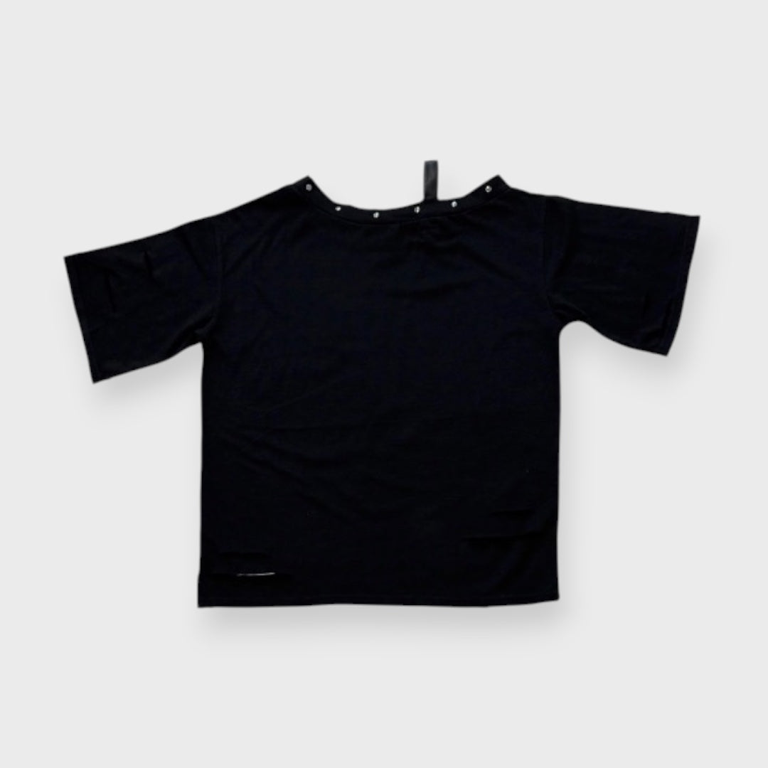 Majoretty - เสื้อยืดเปิดไหล่ แต่งหมุด ลุคสตรีทสายดาร์ก