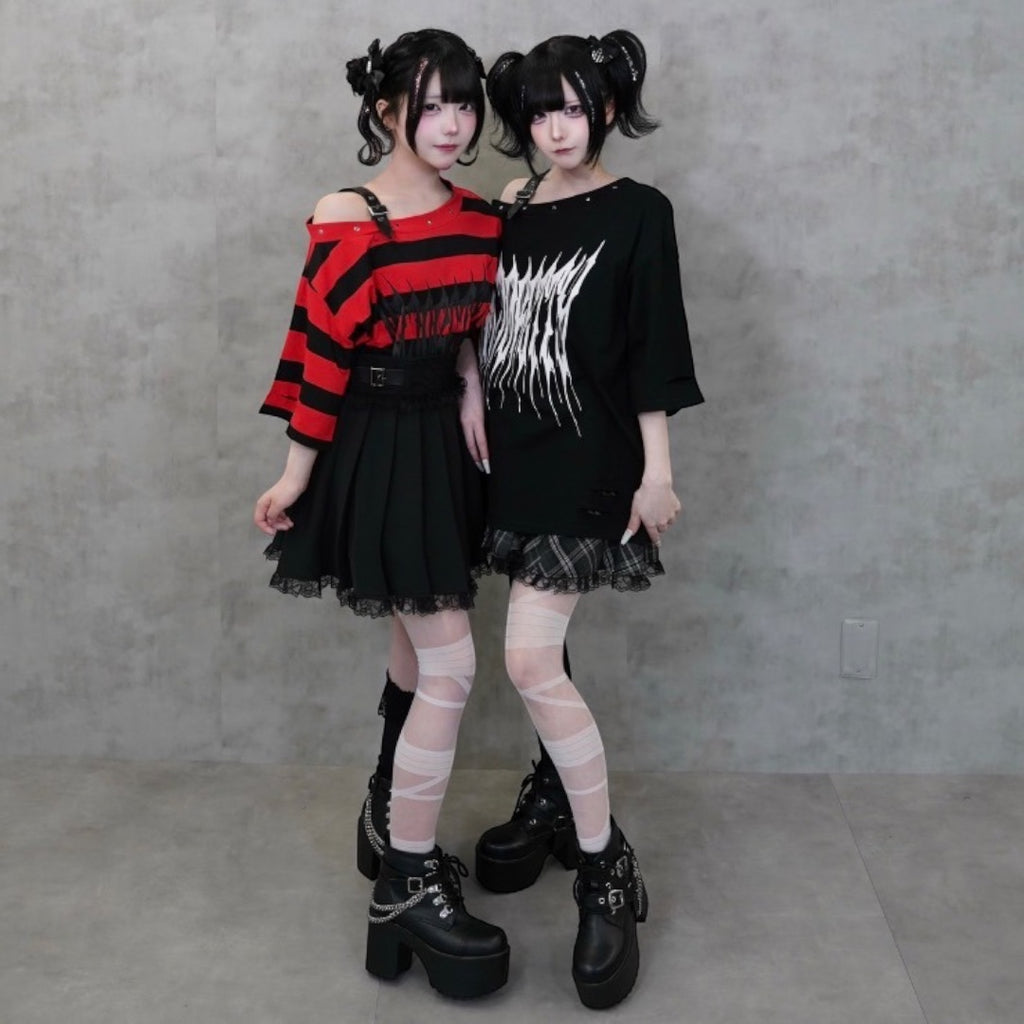Majoretty - เสื้อยืดเปิดไหล่ แต่งหมุด ลุคสตรีทสายดาร์ก