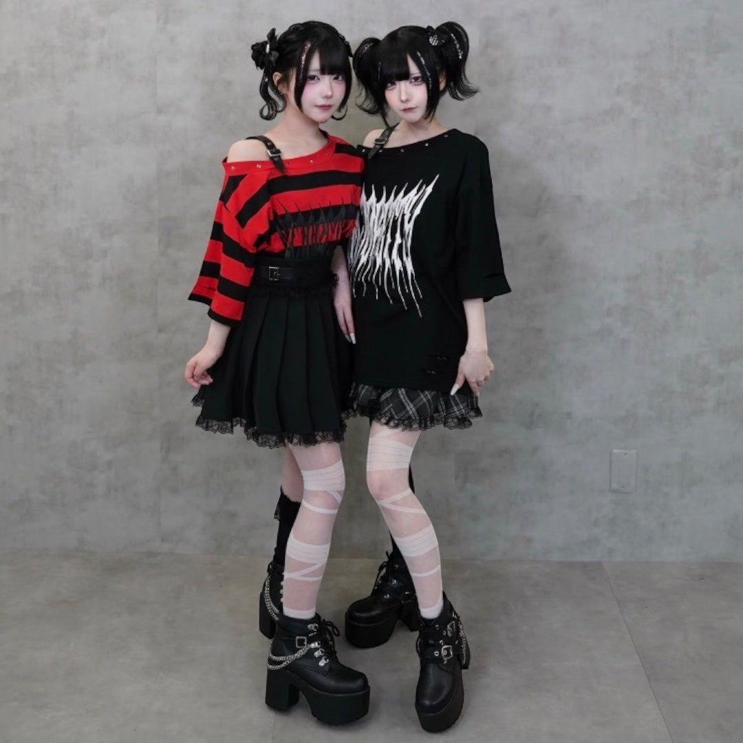 Majoretty - เสื้อยืดเปิดไหล่ แต่งหมุด ลุคสตรีทสายดาร์ก