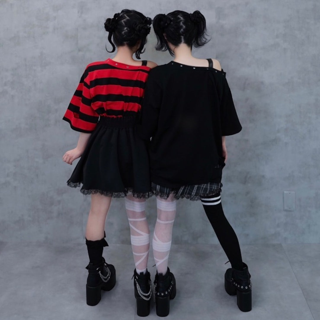 Majoretty - เสื้อยืดเปิดไหล่ แต่งหมุด ลุคสตรีทสายดาร์ก