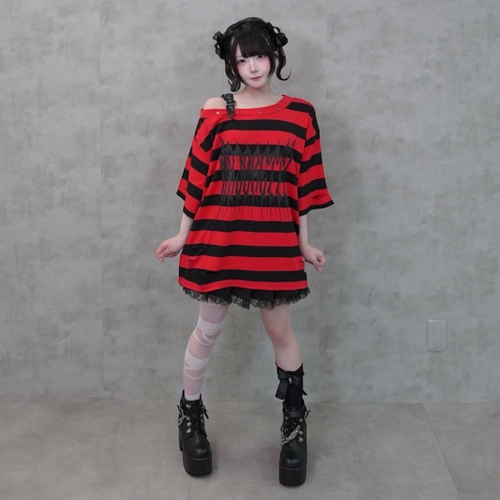 Majoretty - เสื้อครอปเปิดไหล่ลายแดงดำ แต่งหมุด ลุคสตรีทสุดคิวท์