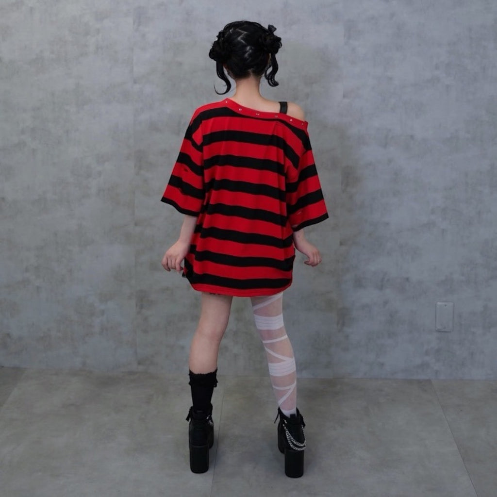 Majoretty - เสื้อครอปเปิดไหล่ลายแดงดำ แต่งหมุด ลุคสตรีทสุดคิวท์