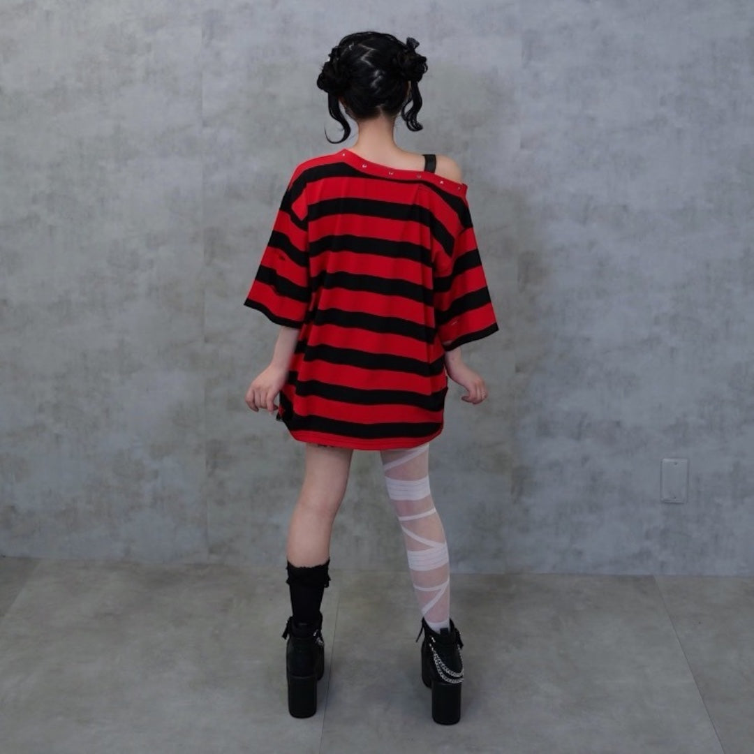 Majoretty - เสื้อครอปเปิดไหล่ลายแดงดำ แต่งหมุด ลุคสตรีทสุดคิวท์