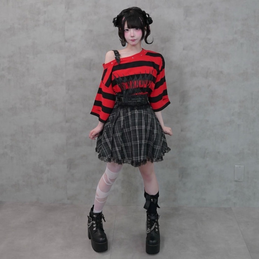 Majoretty - เสื้อครอปเปิดไหล่ลายแดงดำ แต่งหมุด ลุคสตรีทสุดคิวท์