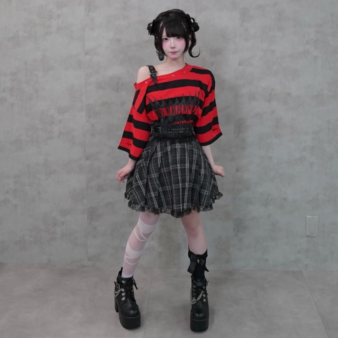Majoretty - เสื้อครอปเปิดไหล่ลายแดงดำ แต่งหมุด ลุคสตรีทสุดคิวท์