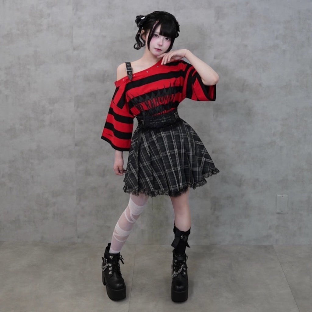 Majoretty - เสื้อครอปเปิดไหล่ลายแดงดำ แต่งหมุด ลุคสตรีทสุดคิวท์