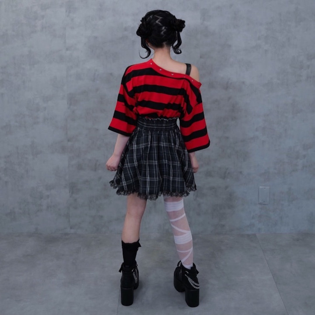 Majoretty - เสื้อครอปเปิดไหล่ลายแดงดำ แต่งหมุด ลุคสตรีทสุดคิวท์
