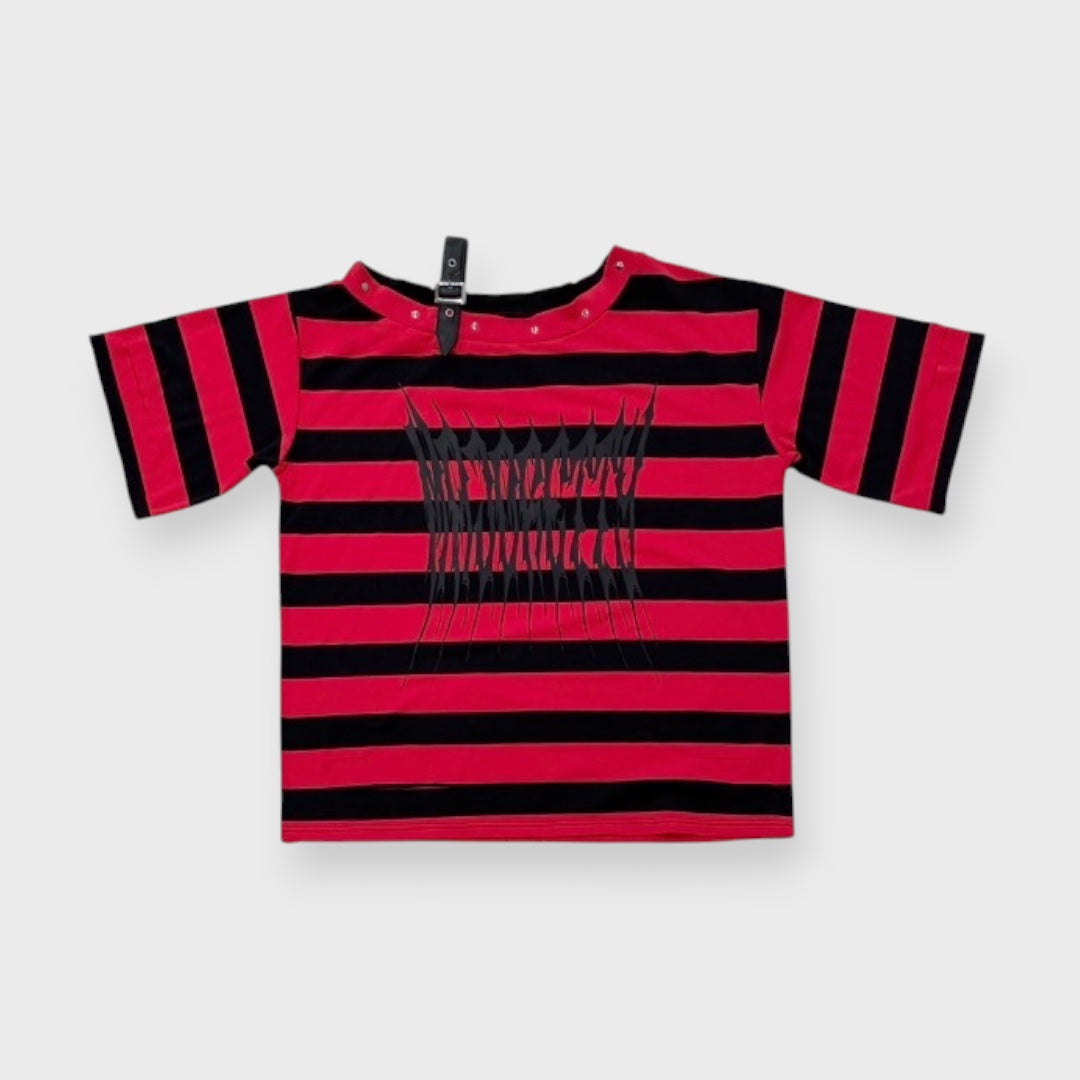 Majoretty - เสื้อครอปเปิดไหล่ลายแดงดำ แต่งหมุด ลุคสตรีทสุดคิวท์
