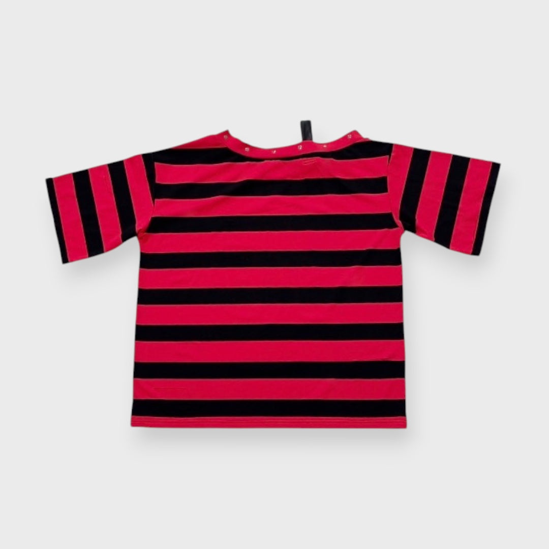 Majoretty - เสื้อครอปเปิดไหล่ลายแดงดำ แต่งหมุด ลุคสตรีทสุดคิวท์