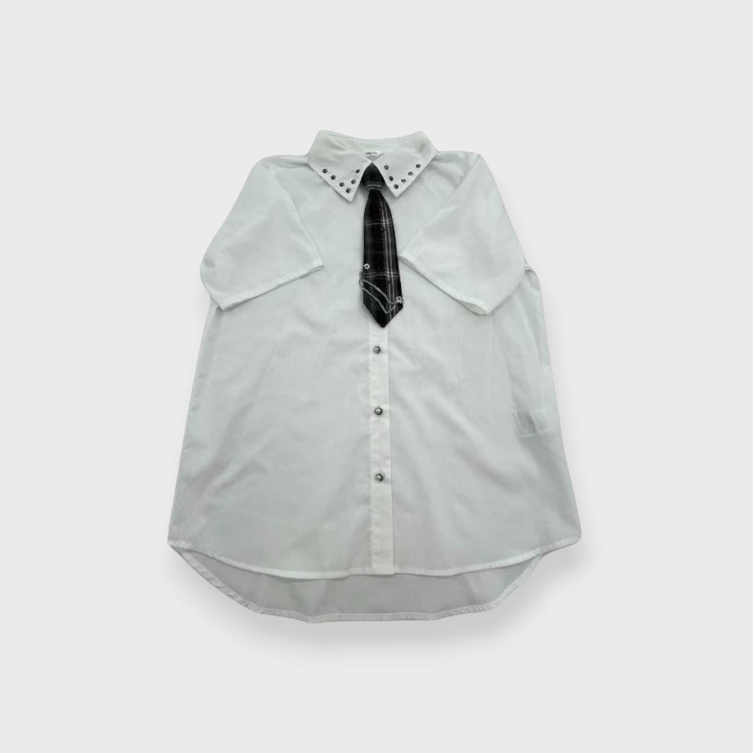 Majoretty - เสื้อเชิ้ตสีขาว พร้อมเนกไทลายสก็อตสุดเท่