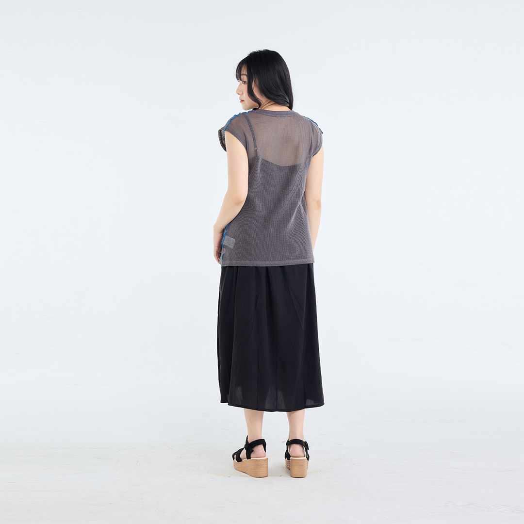 เสื้อแขนกุดผ้าตาข่าย เดินเส้นหยักสีตัด – เรียบแต่มีจังหวะ