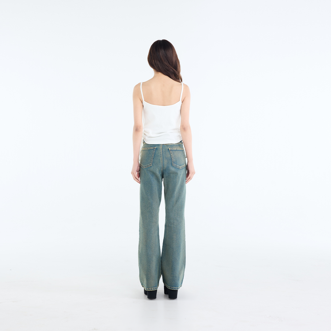เสื้อครอปสายเดี่ยว STURDY ENOUGH ลุคที่มีความเท่ซ่อนอยู่ในความคิ้วท์  – พร้อมเชือกรูดปรับลุคตามอารมณ์