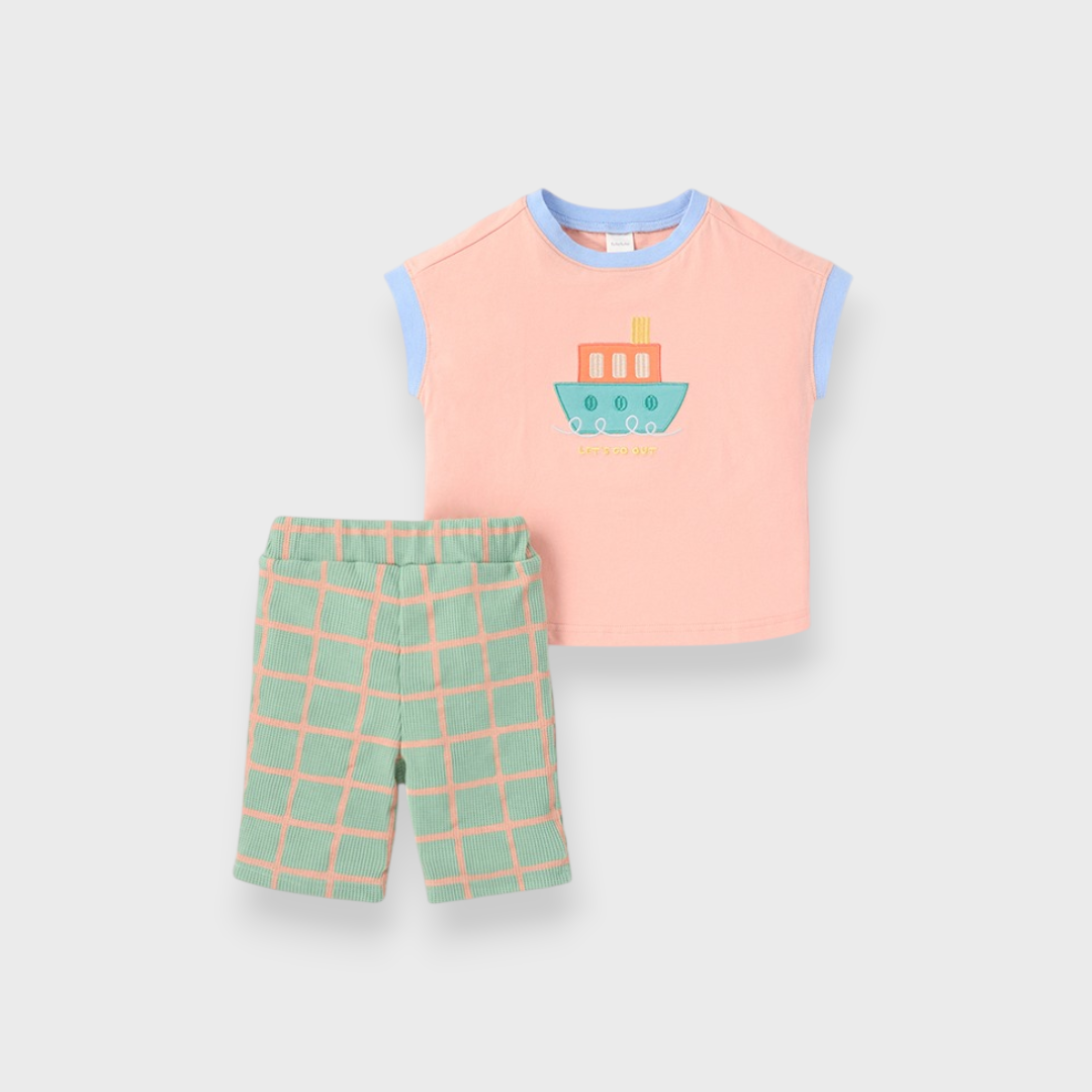 KIDS VEHICLE T-SHIRT & CHECKERED SHORTS SET (100–120CM)