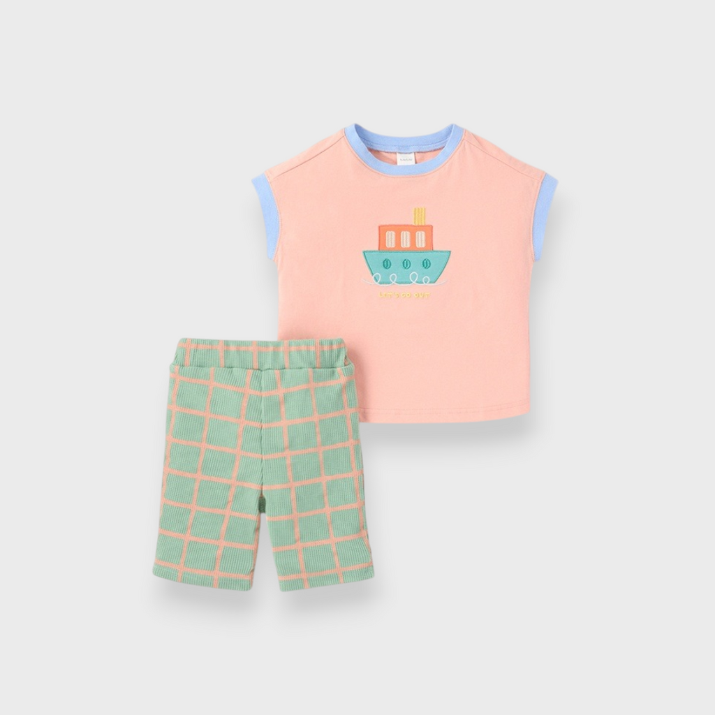 KIDS VEHICLE T-SHIRT & CHECKERED SHORTS SET (100–120CM)