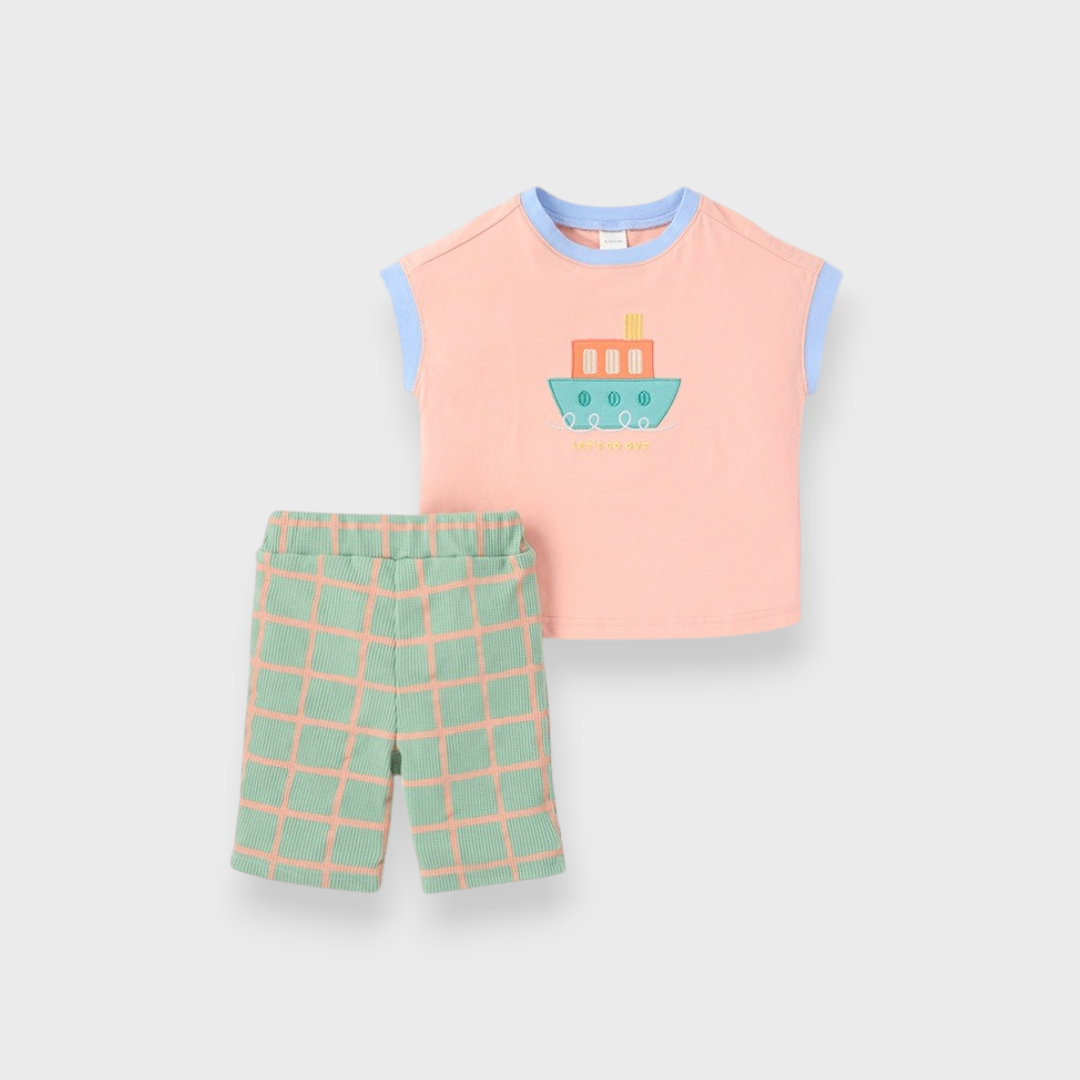 KIDS VEHICLE T-SHIRT & CHECKERED SHORTS SET (100–120CM)