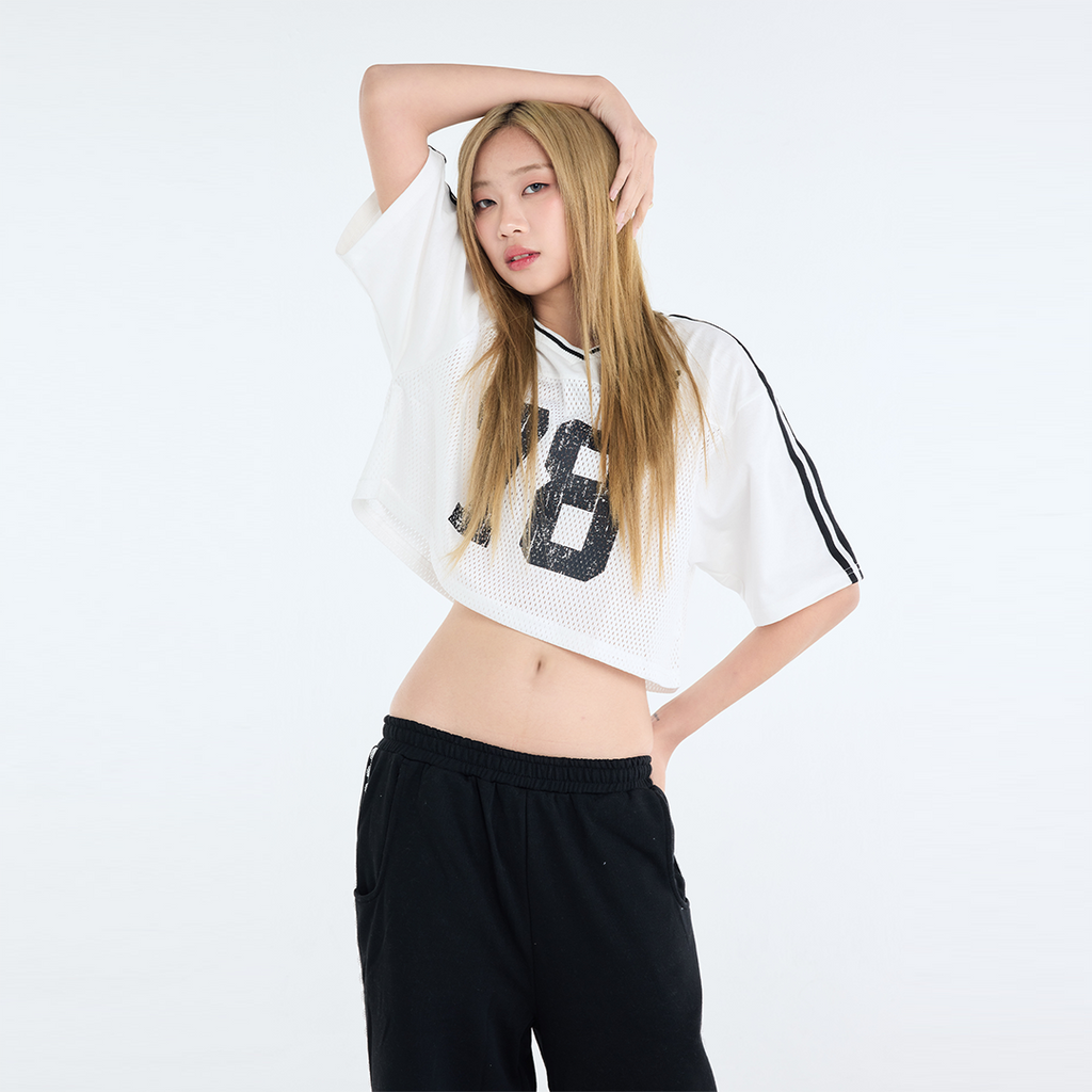 เสื้อยืดทรงครอป “Stay Gold 78” ลุคสไตล์สปอร์ต| เสื้อผู้หญิง แฟชั่นเท่ ๆ ใส่แล้วดูคูล