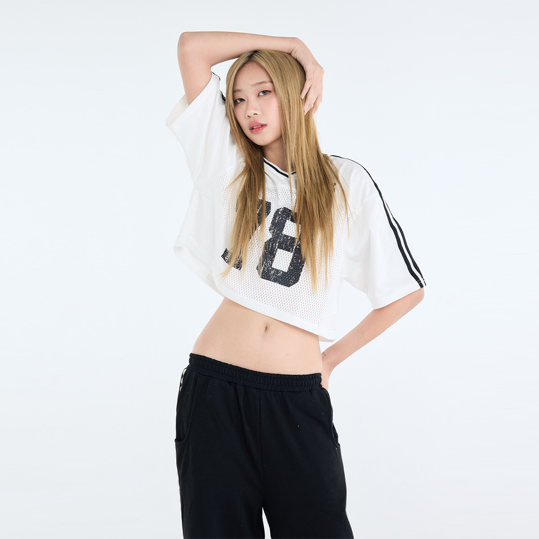 เสื้อยืดทรงครอป “Stay Gold 78” ลุคสไตล์สปอร์ต| เสื้อผู้หญิง แฟชั่นเท่ ๆ ใส่แล้วดูคูล