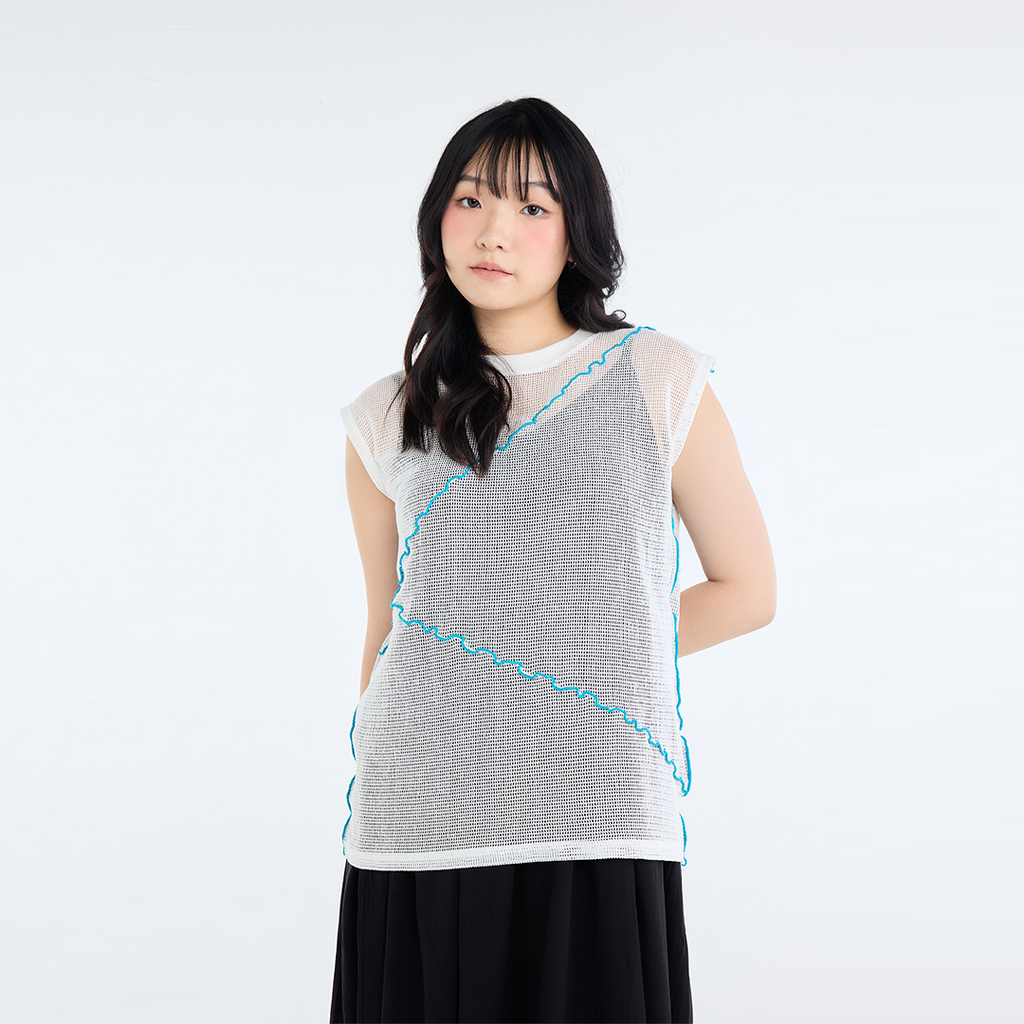 เสื้อแขนกุดผ้าตาข่าย เดินเส้นหยักสีตัด – เรียบแต่มีจังหวะ