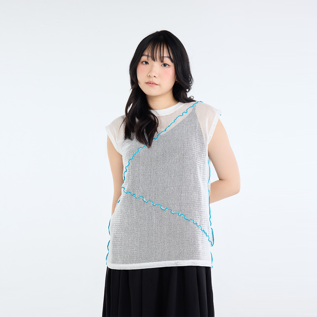 เสื้อแขนกุดผ้าตาข่าย เดินเส้นหยักสีตัด – เรียบแต่มีจังหวะ
