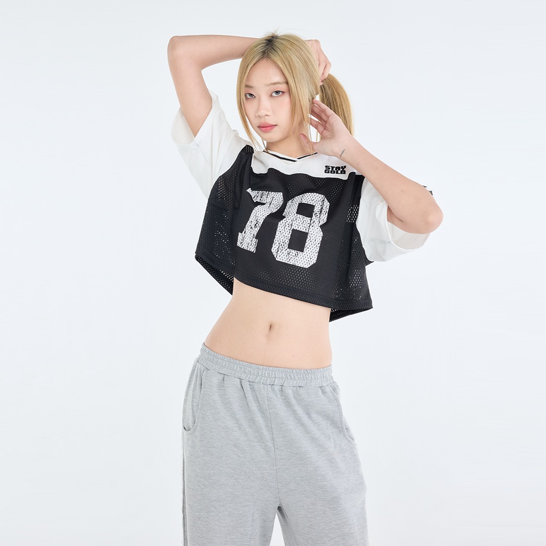 เสื้อยืดทรงครอป “Stay Gold 78” ลุคสไตล์สปอร์ต| เสื้อผู้หญิง แฟชั่นเท่ ๆ ใส่แล้วดูคูล