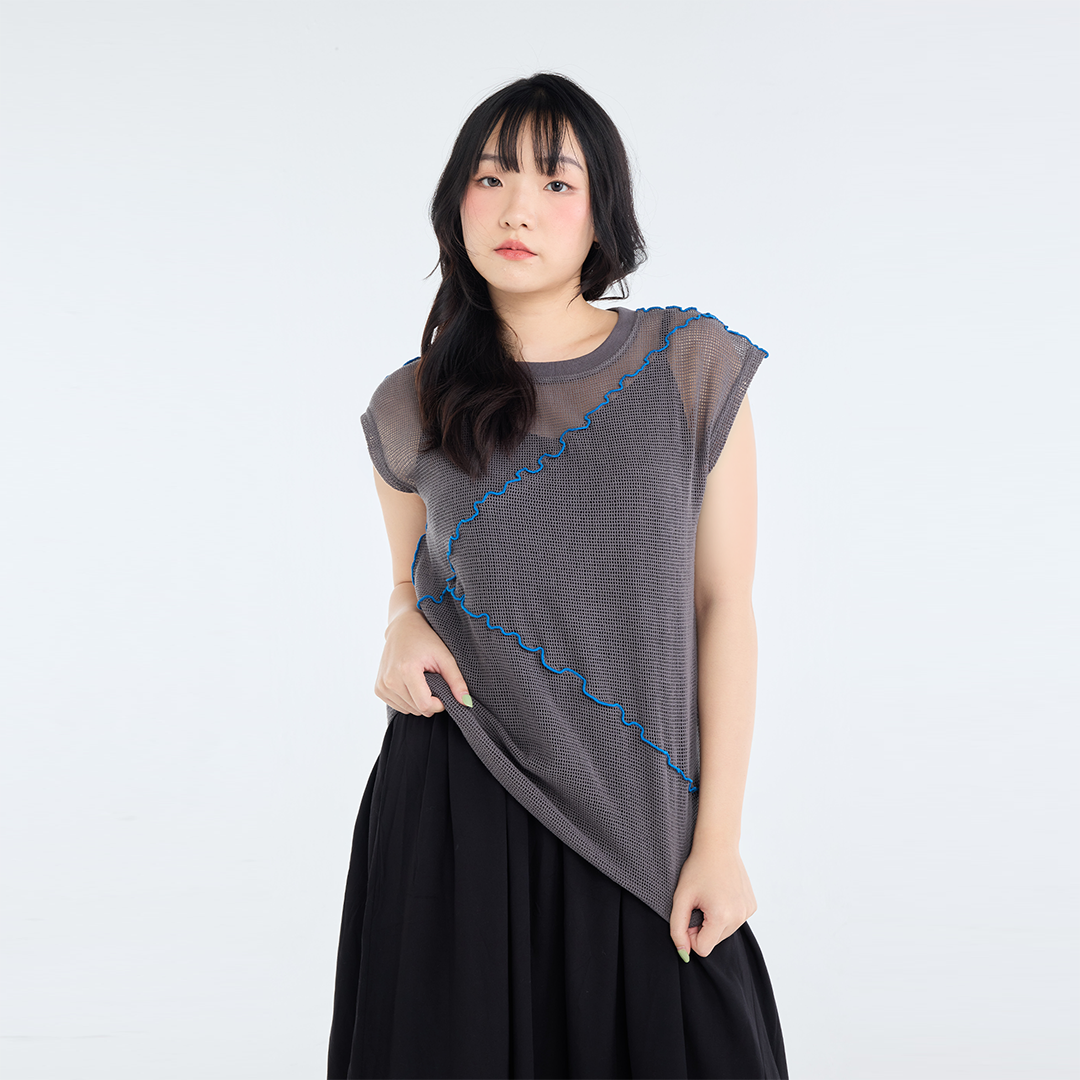เสื้อแขนกุดผ้าตาข่าย เดินเส้นหยักสีตัด – เรียบแต่มีจังหวะ