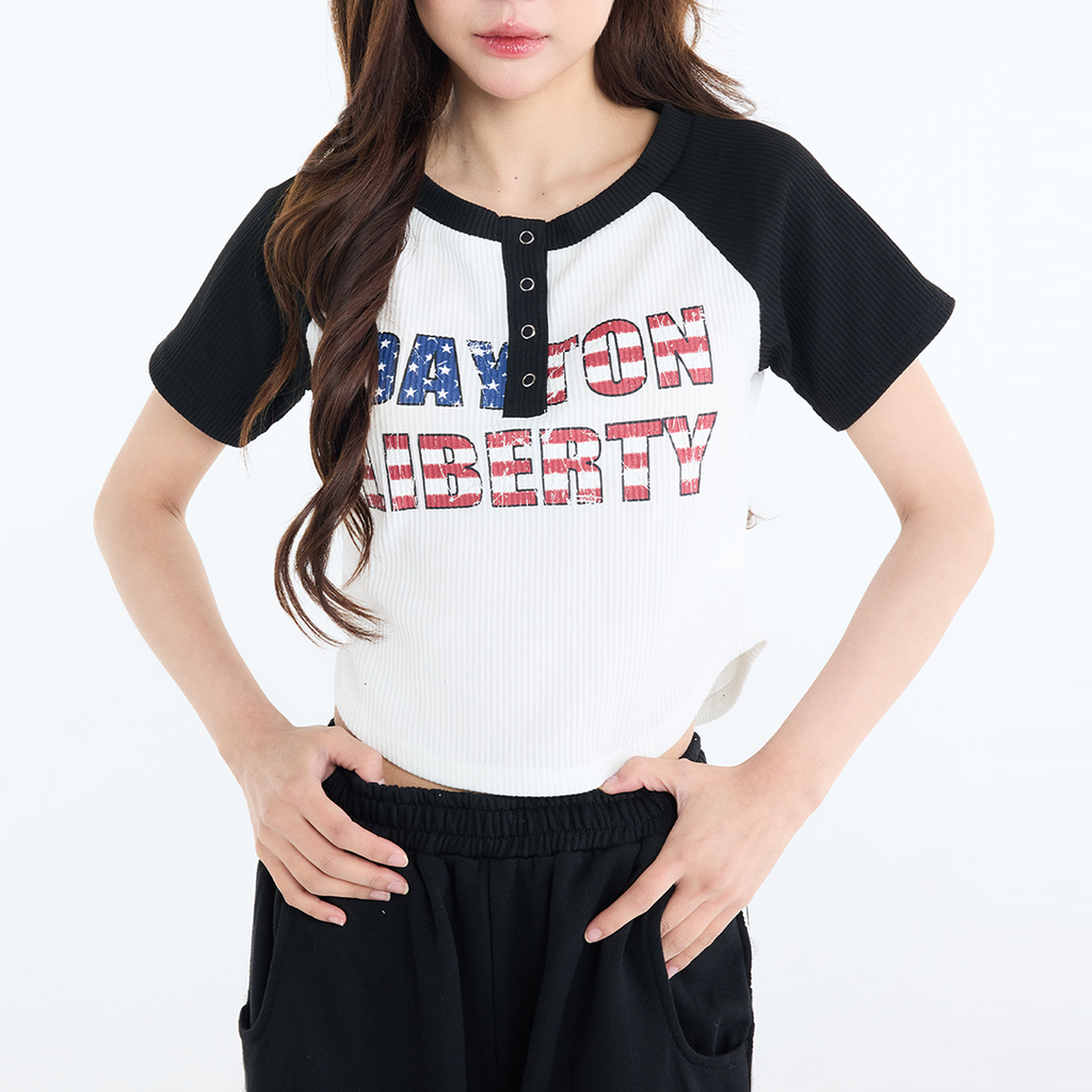เสื้อครอป "Dayton Liberty" สไตล์สปอร์ตเกิร์ล กระดุมหน้าเพิ่มกิมมิคความน่ารัก