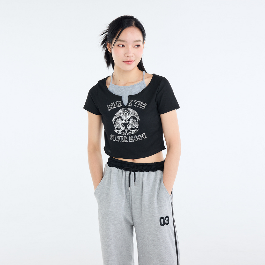 เสื้อครอปฮาลเตอร์ “Beneath The Silver Moon” ลายอินทรีวินเทจ สตรีทเท่ใส่สบาย