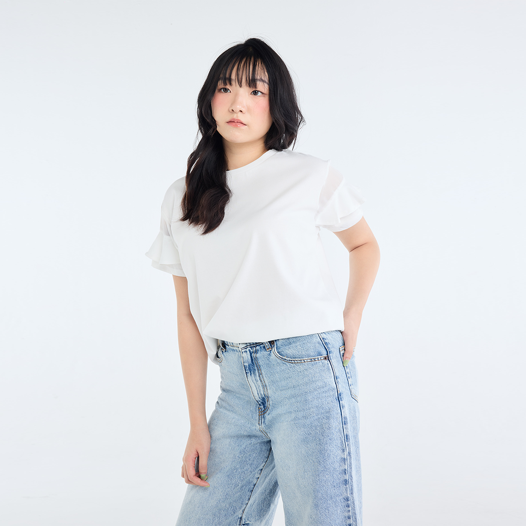 เสื้อแขนระบายชั้นเลเยอร์ “น่ารักแบบเบาๆ แต่คีพลุคปังได้ทั้งวัน”