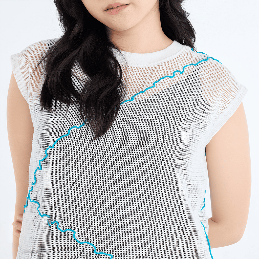 เสื้อแขนกุดผ้าตาข่าย เดินเส้นหยักสีตัด – เรียบแต่มีจังหวะ