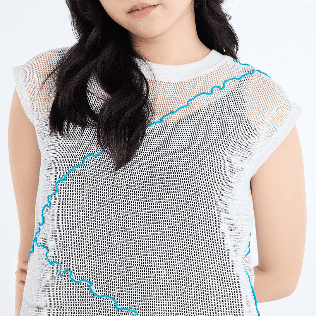 เสื้อแขนกุดผ้าตาข่าย เดินเส้นหยักสีตัด – เรียบแต่มีจังหวะ