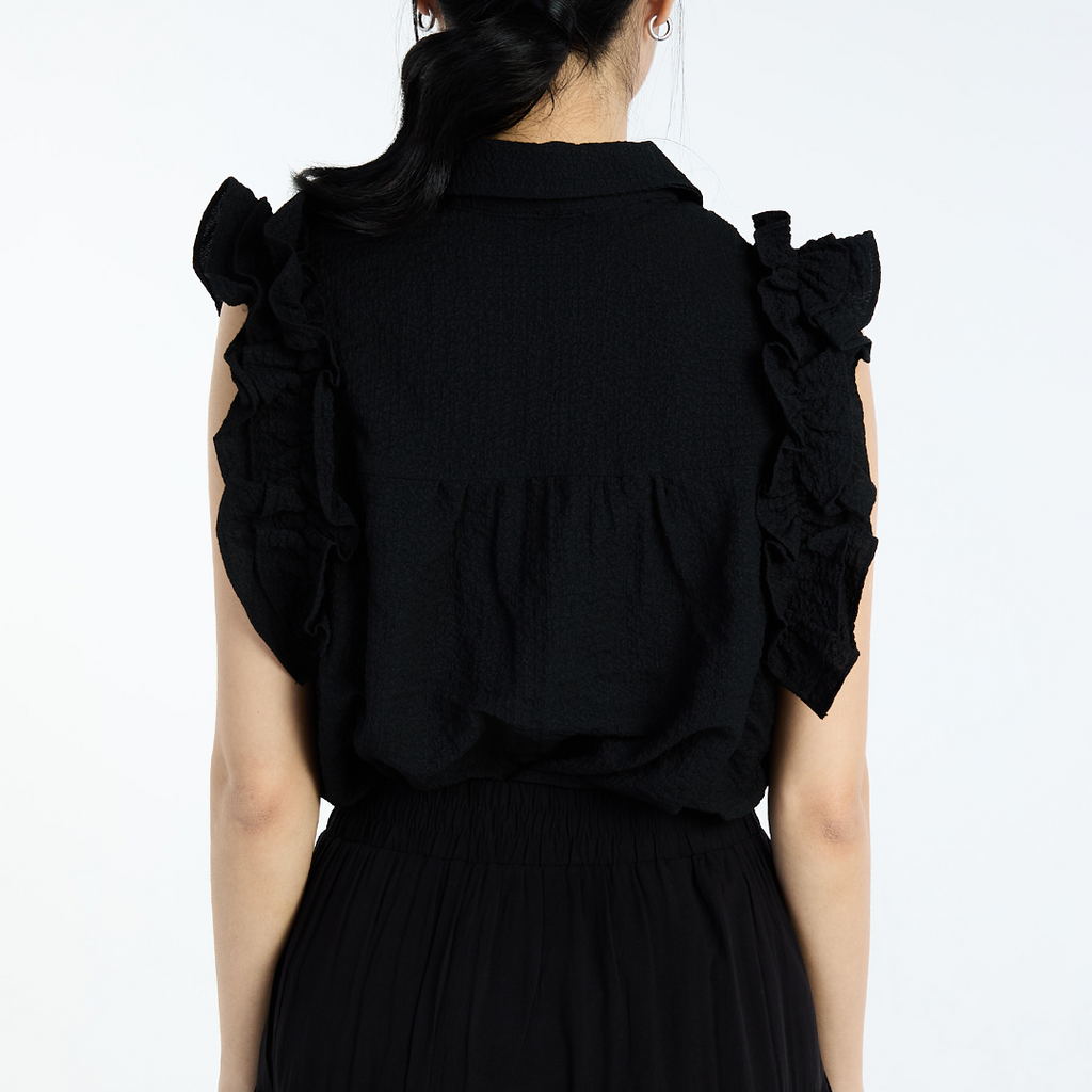 เสื้อเบลาส์แขนกุดดีไซน์ระบายไหล่สุดชิค สวยเป๊ะทุกลุค มั่นใจทุกย่างก้าว