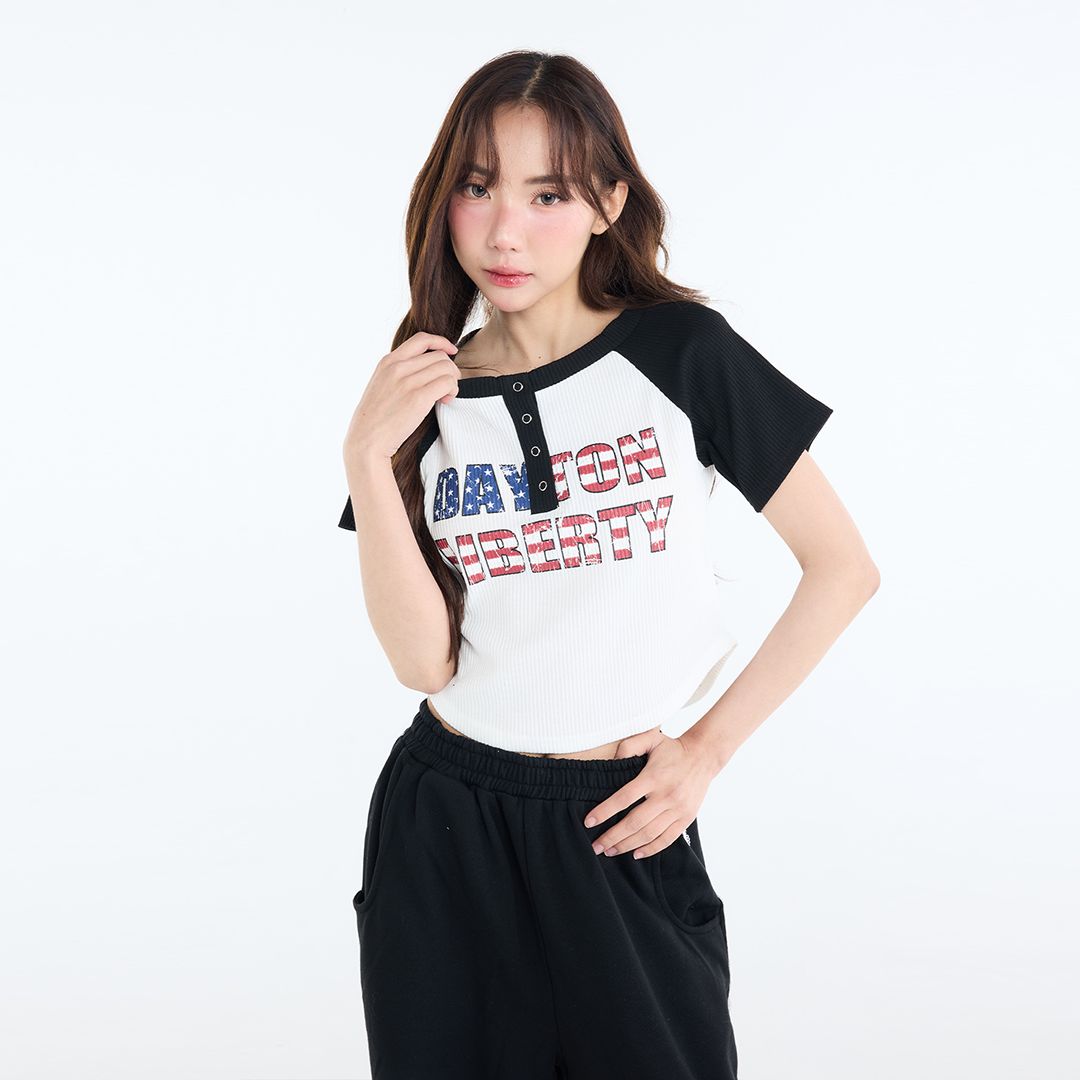 เสื้อครอป "Dayton Liberty" สไตล์สปอร์ตเกิร์ล กระดุมหน้าเพิ่มกิมมิคความน่ารัก