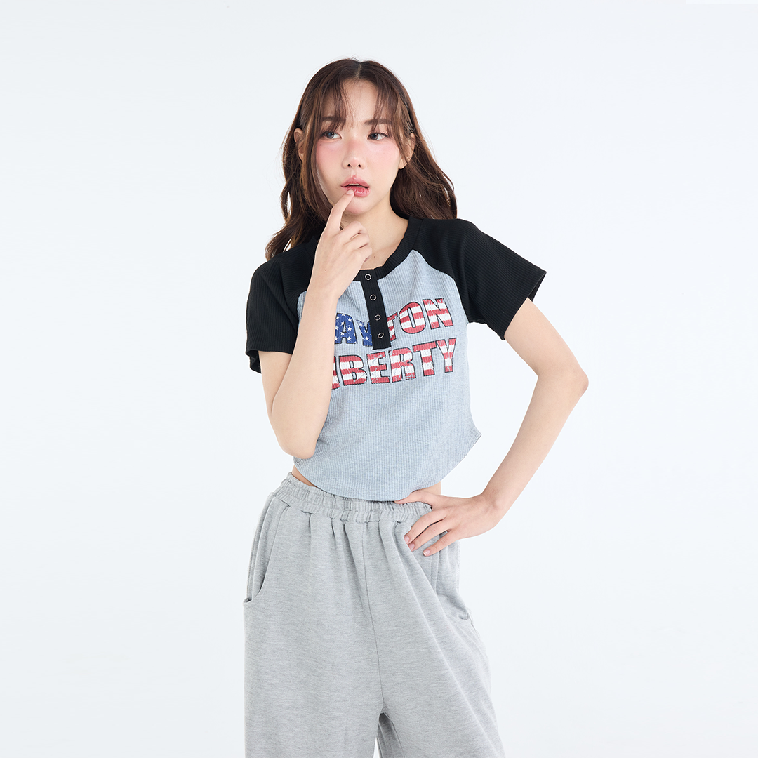 เสื้อครอป "Dayton Liberty" สไตล์สปอร์ตเกิร์ล กระดุมหน้าเพิ่มกิมมิคความน่ารัก