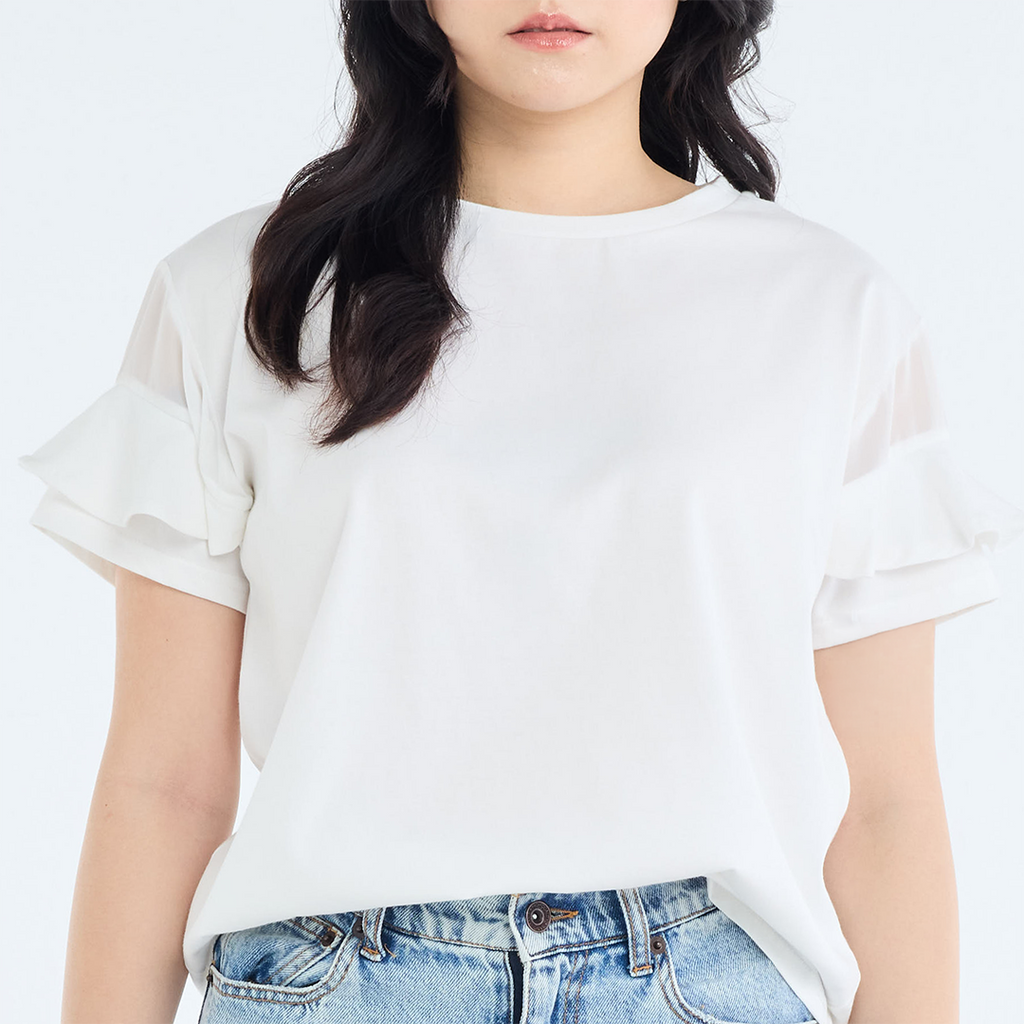 เสื้อแขนระบายชั้นเลเยอร์ “น่ารักแบบเบาๆ แต่คีพลุคปังได้ทั้งวัน”