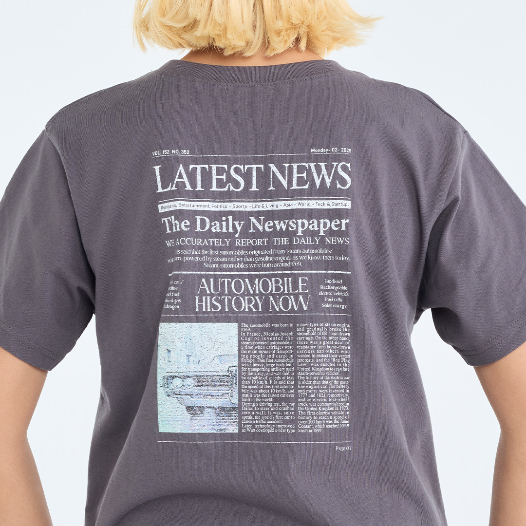 เสื้อยืดพิมพ์ลาย “Newspaper Daily Mood” – อัปเดตความคูลให้ตู้เสื้อผ้าคุณ