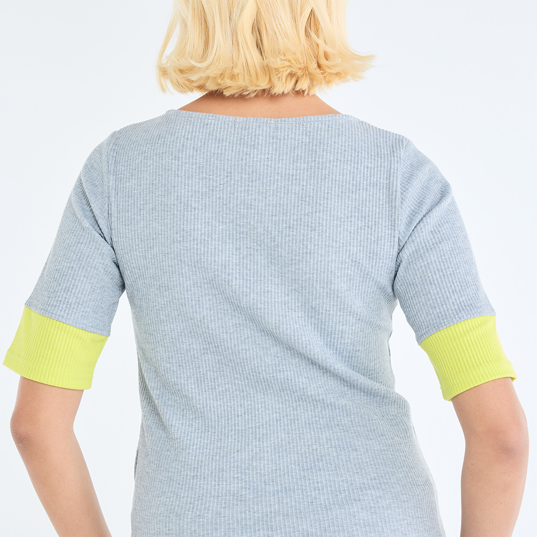 เสื้อยืดผ้าร่องแขนสั้น ดีเทลขอบแขนสีตัด ใส่สบาย ลุคเรียบแต่แอบมีลูกเล่น