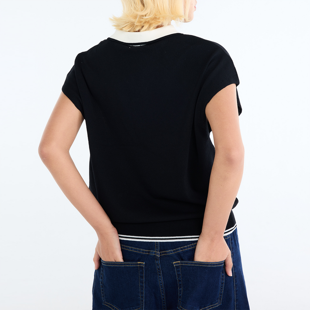 เสื้อถักแขนกุดคอปกทูโทน รุ่น “คุณหนูสไตล์วินเทจ”