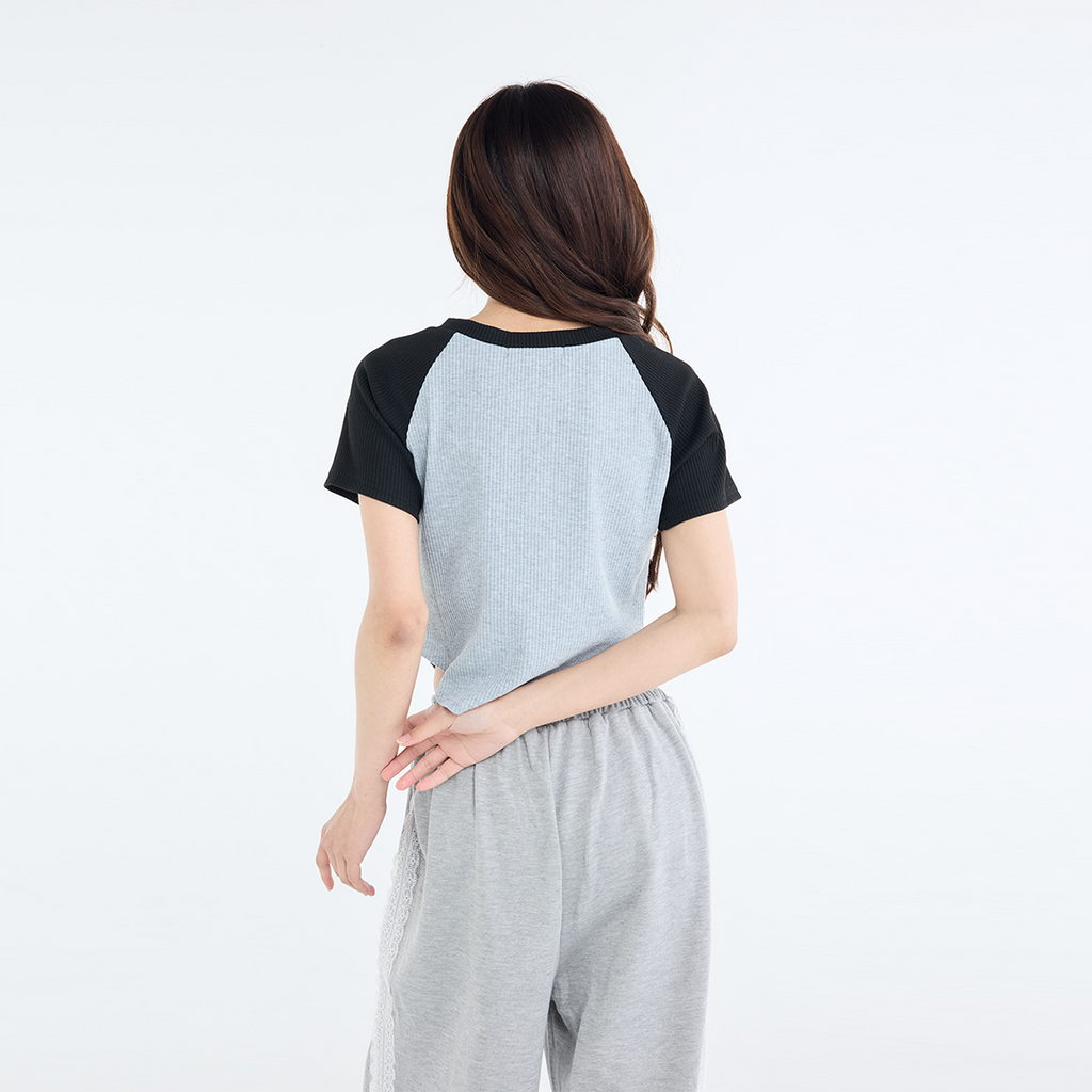 เสื้อครอป "Dayton Liberty" สไตล์สปอร์ตเกิร์ล กระดุมหน้าเพิ่มกิมมิคความน่ารัก