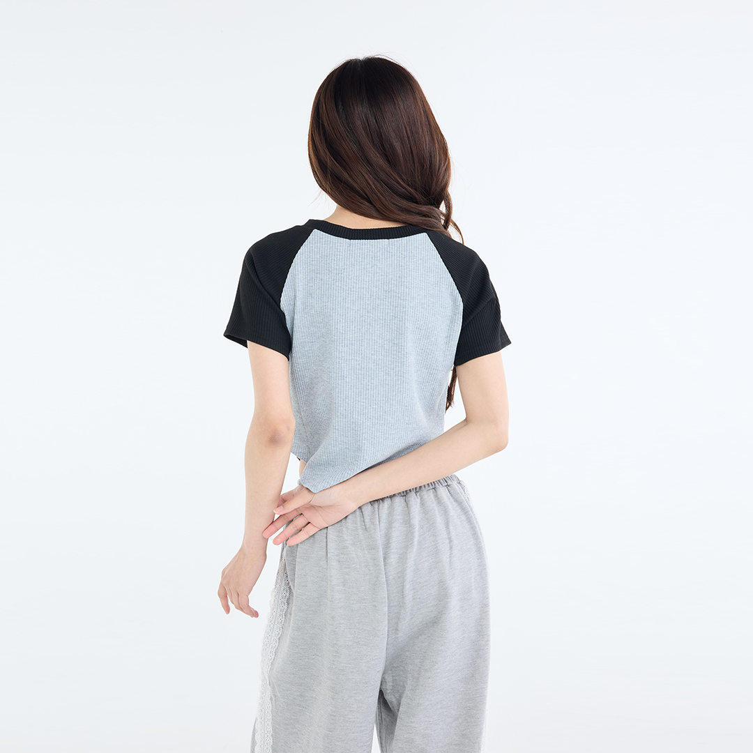 เสื้อครอป "Dayton Liberty" สไตล์สปอร์ตเกิร์ล กระดุมหน้าเพิ่มกิมมิคความน่ารัก