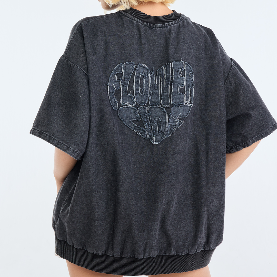 เสื้อยืดแขนสั้น "Memories of Happy Days" – ดีไซน์เท่ด้วยปักลายหัวใจ