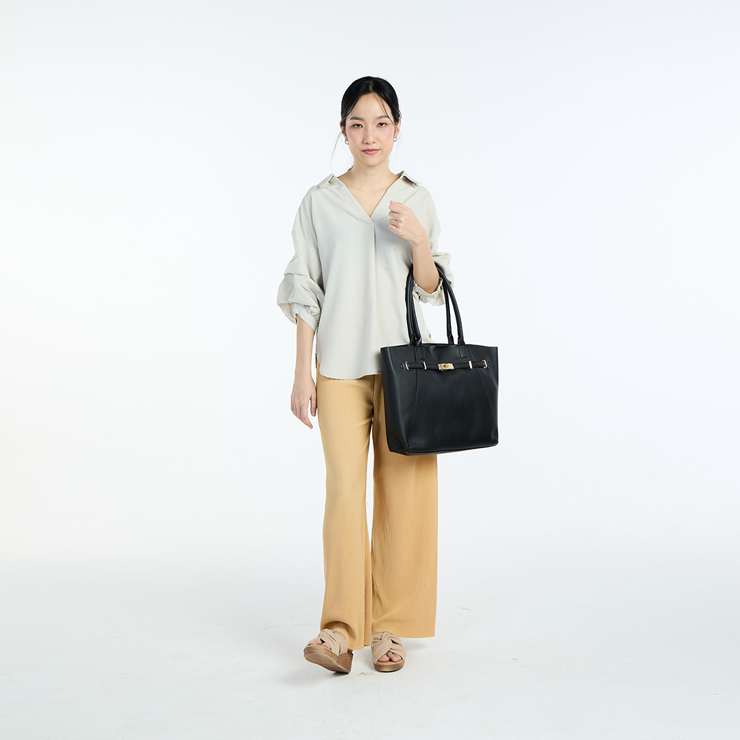 กระเป๋าสะพายไหล่รุ่นทรง Tote เรียบหรู อยู่ทรง สไตล์สาวทำงานมือโปร