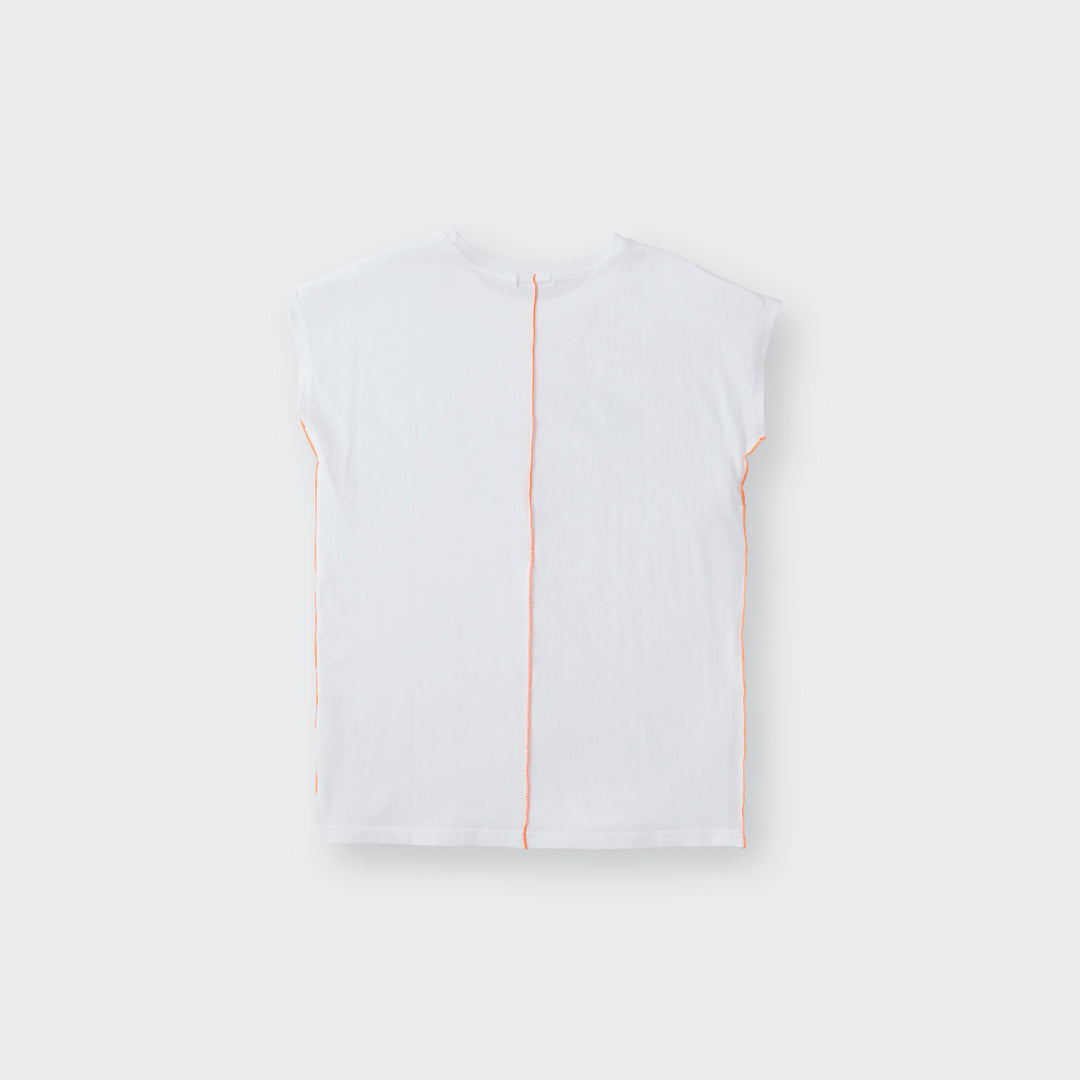 เสื้อแขนกุดลาย College Line Tee ดีไซน์ตะเข็บกลางสุดเก๋ ใส่สบาย สไตล์สตรีทเท่ๆ