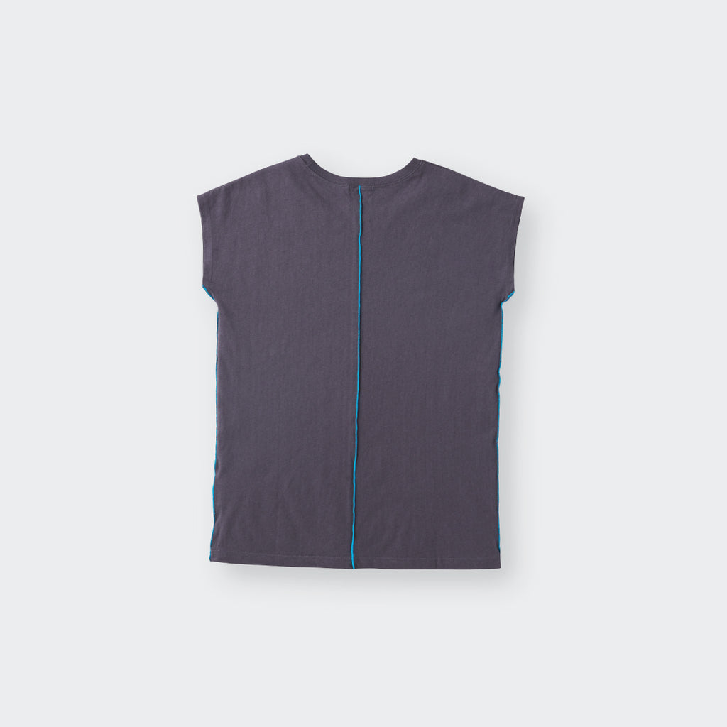 เสื้อแขนกุดลาย College Line Tee ดีไซน์ตะเข็บกลางสุดเก๋ ใส่สบาย สไตล์สตรีทเท่ๆ