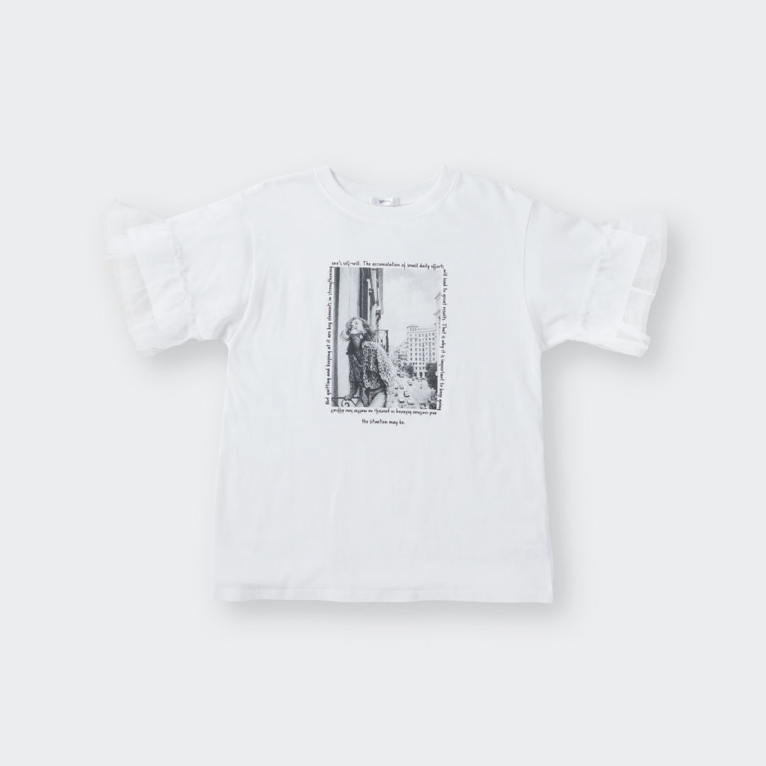 เสื้อยืดแขนระบาย Photo Print Tee หวานนิด เท่หน่อย ใส่ง่ายทุกวัน