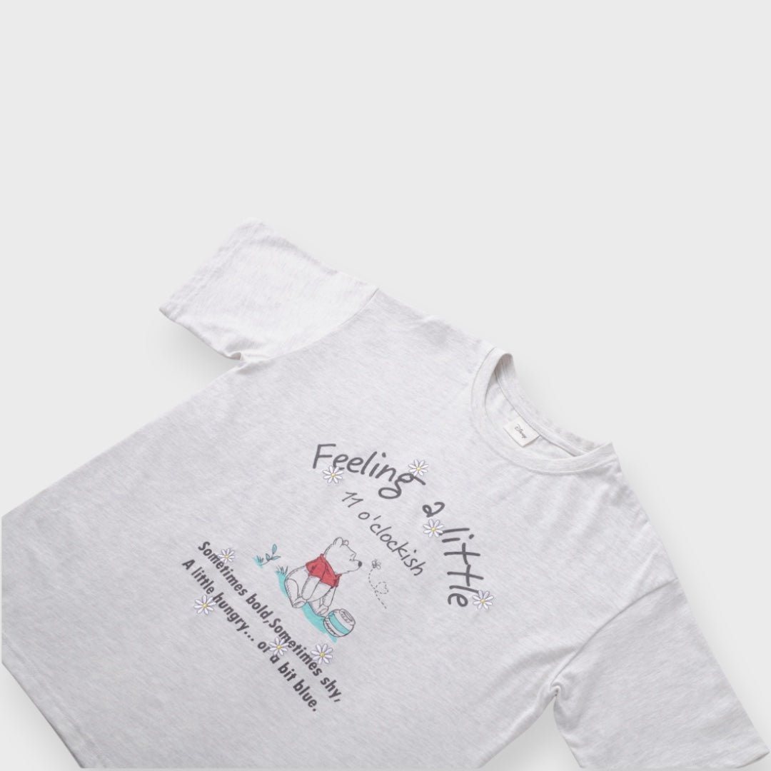 เสื้อยืด Pooh โหมดง่วงหิวตอน 11 โมง — ง่วงๆ หิวๆ ใส่ได้หมด