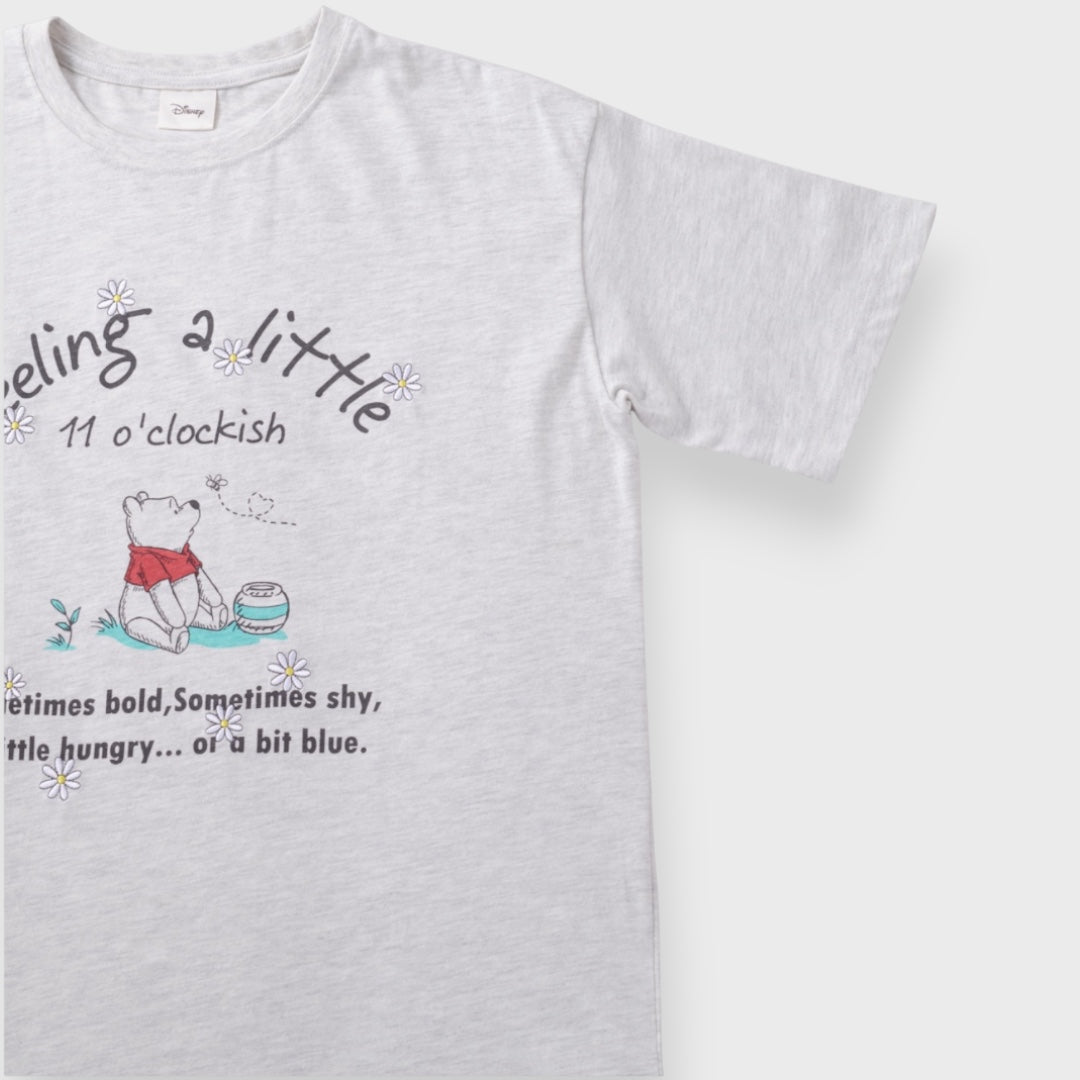 เสื้อยืด Pooh โหมดง่วงหิวตอน 11 โมง — ง่วงๆ หิวๆ ใส่ได้หมด