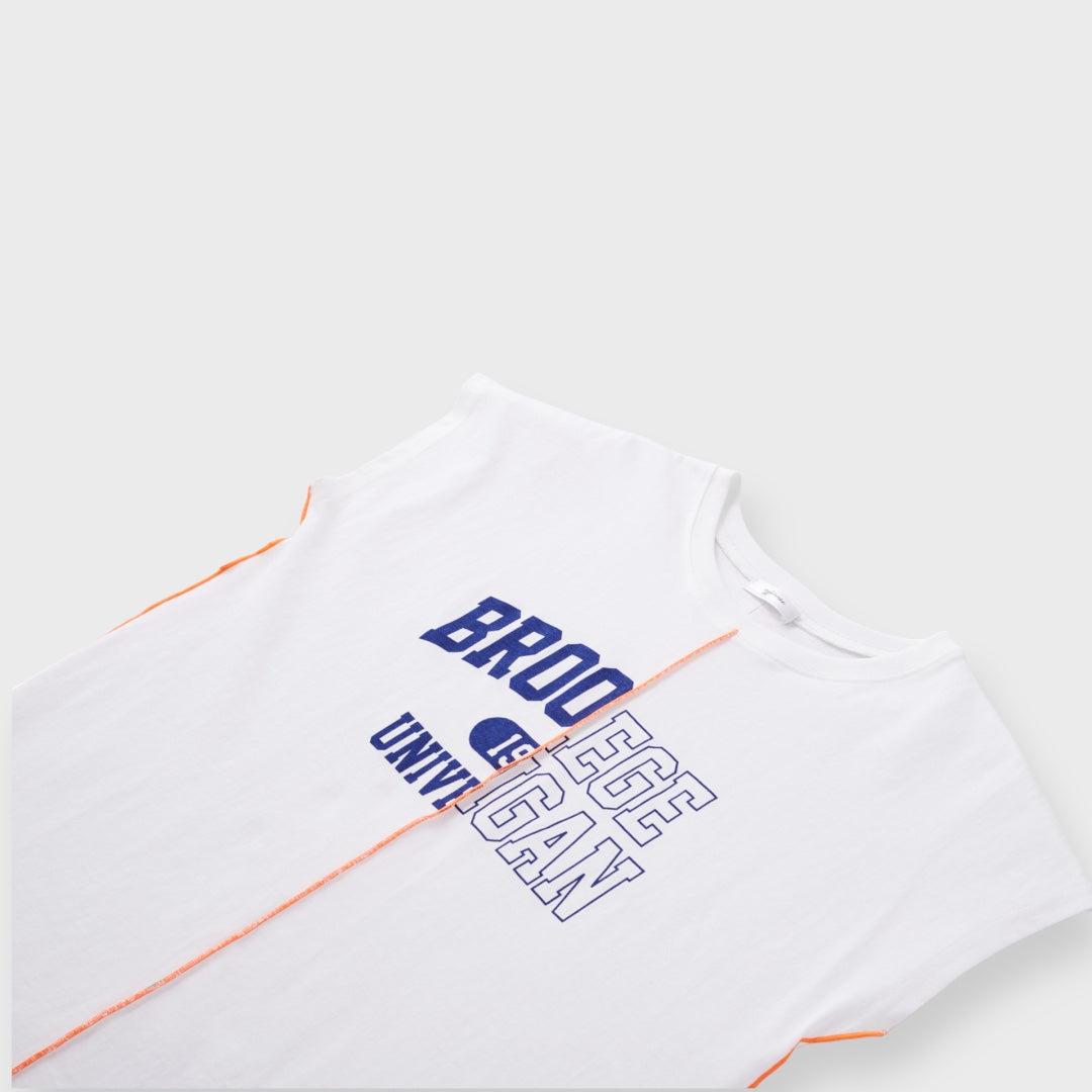 เสื้อแขนกุดลาย College Line Tee ดีไซน์ตะเข็บกลางสุดเก๋ ใส่สบาย สไตล์สตรีทเท่ๆ